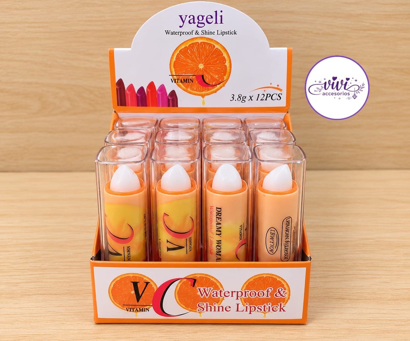 ✨ Bálsamo labial con Vitamina C, ideal para cuidar y mantener los labios suaves, hidratados y con un aspecto saludable. 💧 Su fórmula ayuda a aportar hidratación y suavidad, evitando que los labios se sientan secos. 💋 Tiene una textura cremosa y agradable, dejando un toque de brillo en los labios. 🌸 Perfecto para usar todos los días y llevar en la cartera o neceser. 📦 Contenido: 3,8 g. — imagen 1 de 1
