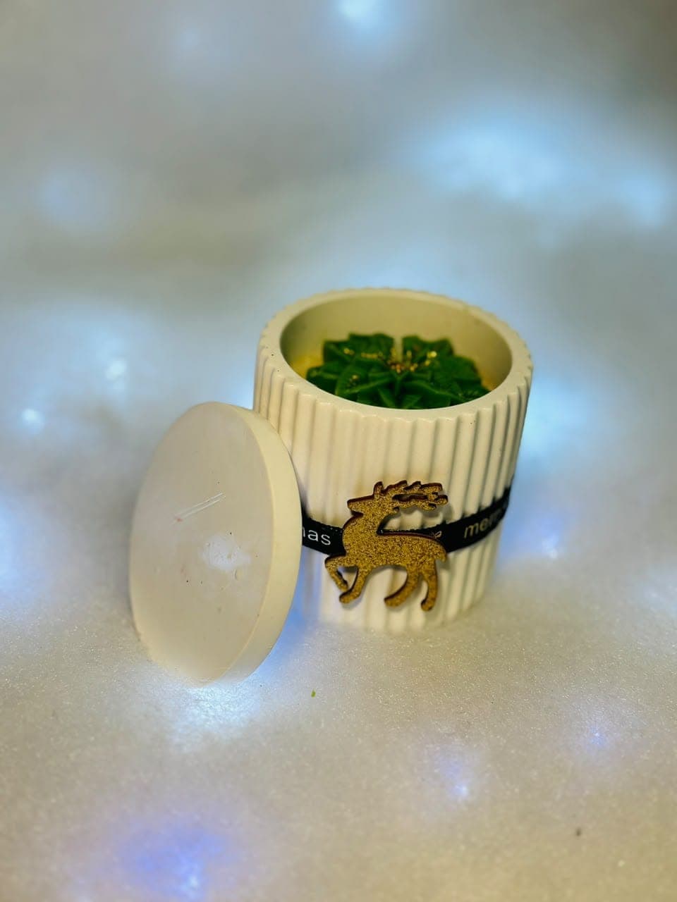 Vela en recipiente alto con pastora verde o roja