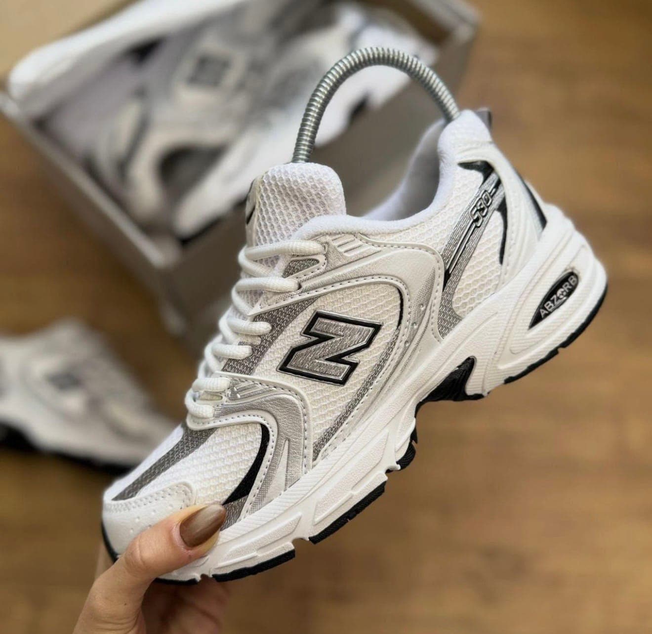 New Balance 530 Color blanco y gris