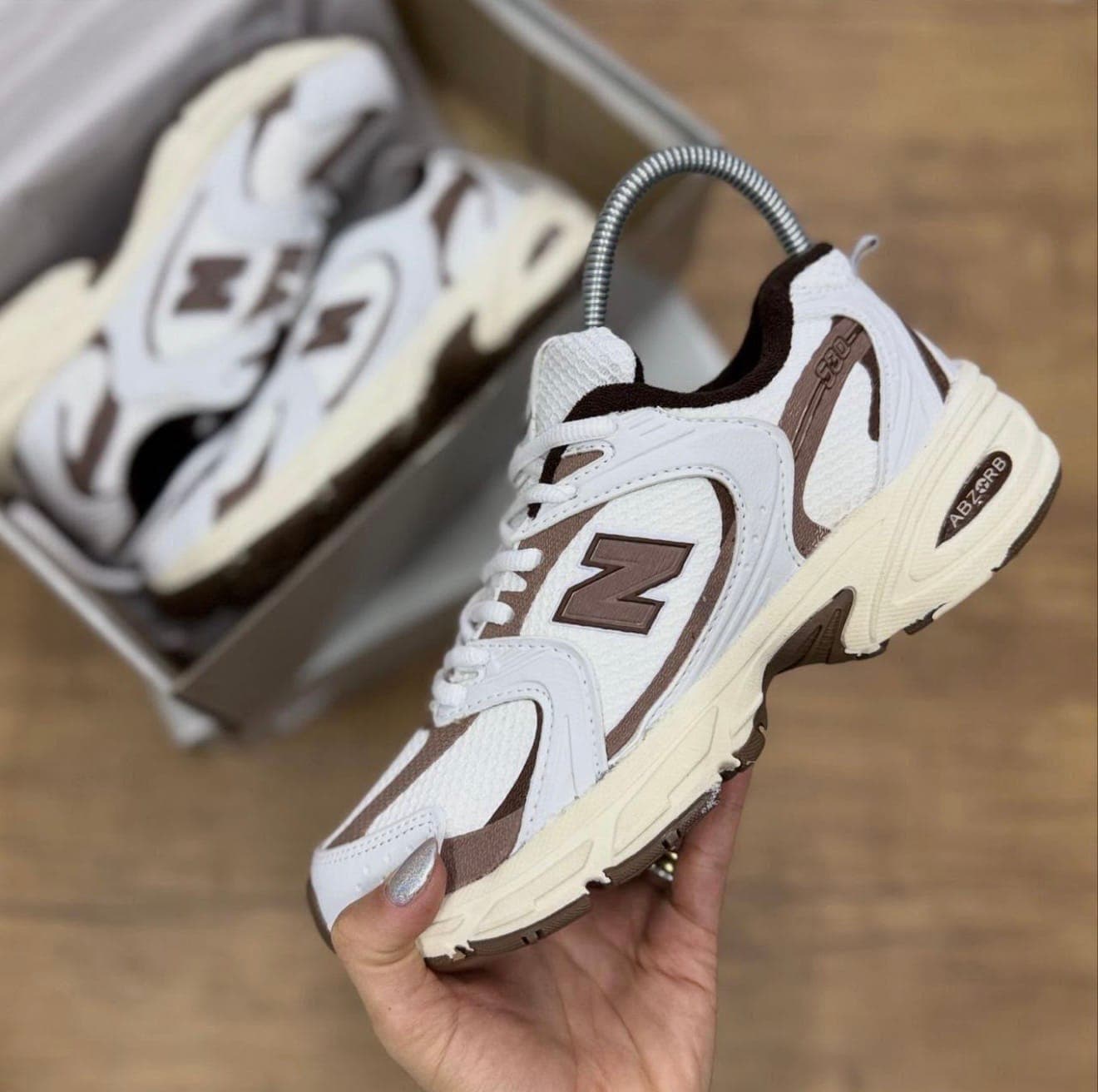 Championes New Balance 530 colores blanco y chocolate — imagen 1 de 2
