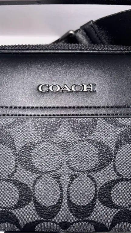 Morral Coach original – nuevo sin uso Morral Coach en excelente estado, nuevo y sin uso. Fue abierto únicamente para tomar fotografías. Características: Marca: Coach Tipo: Morral / bandolera Color: Negro con detalles en tono plateado Diseño: Monograma / Signature Correa: Negra Herrajes: Plateados Código: 600140001013 Stock disponible: 1 unidad Estado: Nuevo, sin uso El producto se entrega tal como aparece en las fotografías. Las fotos corresponden al producto real que recibirás. Antes del envío se verificará el estado, código y características del producto, y será embalado cuidadosamente para su transporte. Importante: revisar las fotografías y características de la publicación antes de realizar la compra. Si necesitas confirmar algún detalle del producto, puedes consultarme antes de comprar.