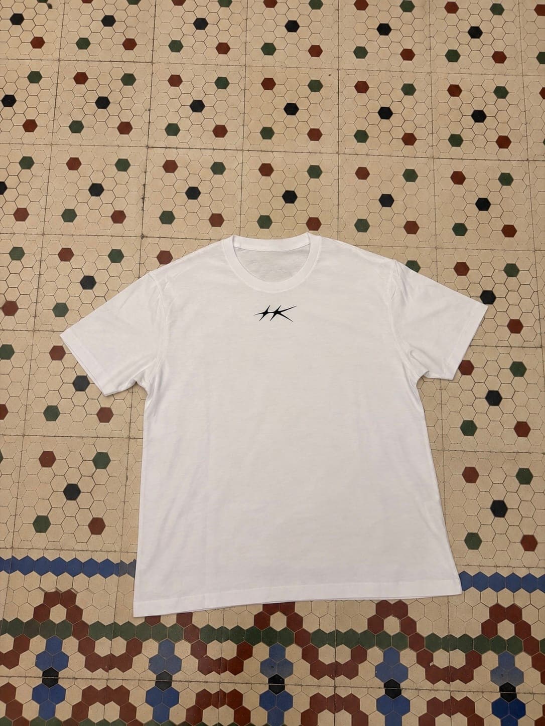 Icon tee white