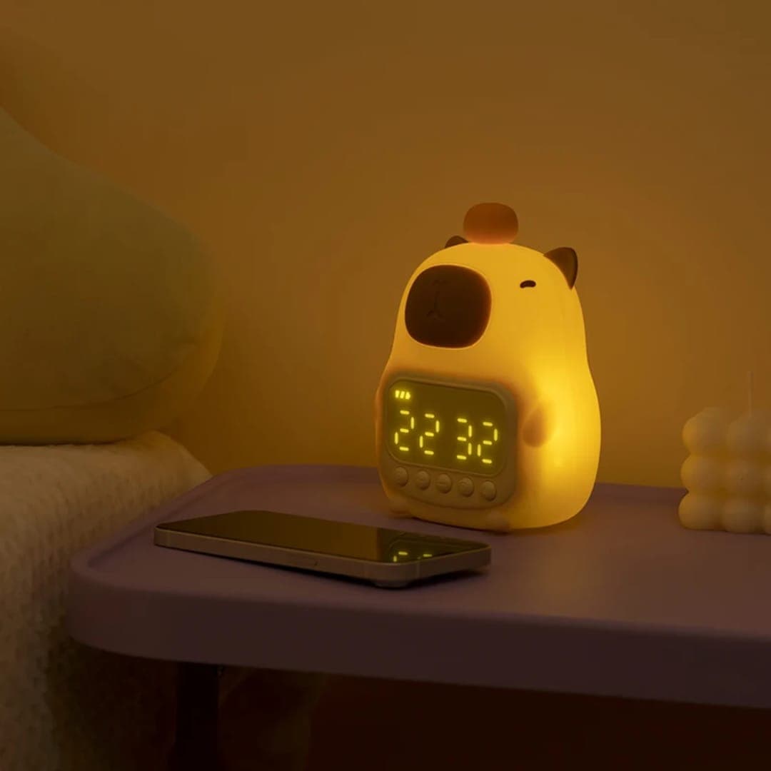 Lámpara veladora de capibara con reloj y alarma.