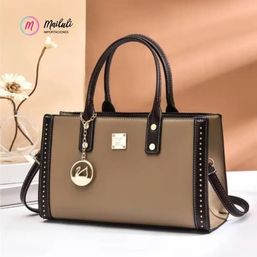 Cartera Bolso Elegante Con Remaches Y Colgante Metálico Marrón Claro Liso Oro